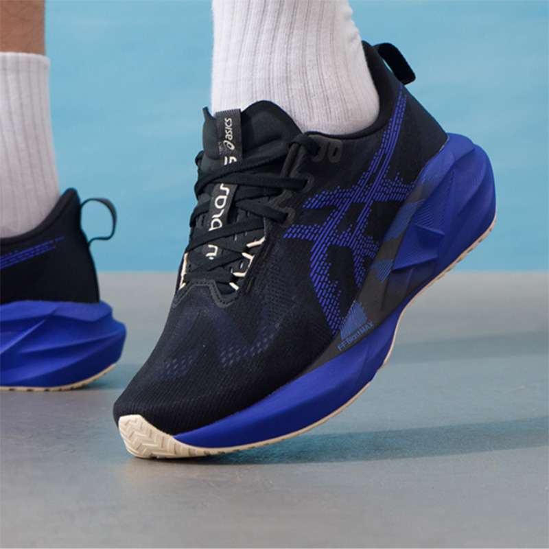 アシックス NOVABLAST 5 ブラック ロイヤル ブル - Running Gear Asics のレビューと価格