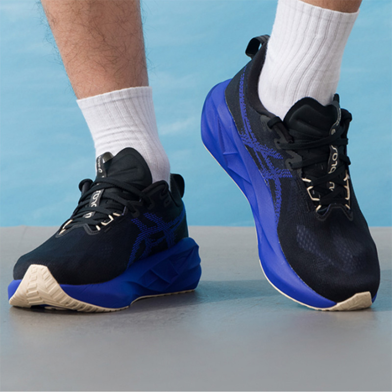 アシックス NOVABLAST 5 ブラック ロイヤル ブル - Running Gear Asics のレビューと価格